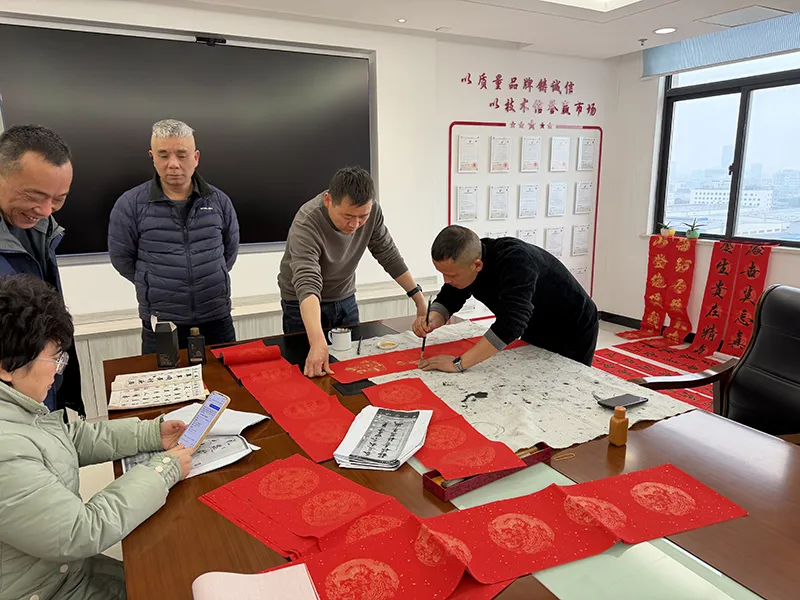 机械厂举行“迎新春 送万福”写春联活动